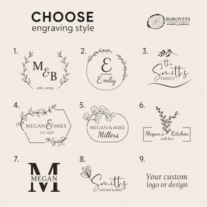 K&ouml;nnte beinhalten: Eine digitale &Uuml;bersicht mit der &Uuml;berschrift CHOOSE engraving style, die neun verschiedene schwarze Strichzeichnungen als Logo-Optionen auf hellem Grund zeigt. Die Designs umfassen florale Kr&auml;nze, geometrische Rahmen und Schreibschrift mit Namen wie M&B, Emily und The Smiths Family.