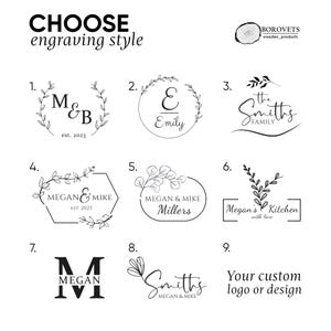 K&ouml;nnte beinhalten: Neun verschiedene Gravurstile f&uuml;r ein individuelles Holzprodukt. Die Optionen umfassen Initialen, Namen und einen Familiennamen mit einem floralen Design. Die letzte Option ist ein leerer Platz f&uuml;r ein individuelles Logo oder Design.