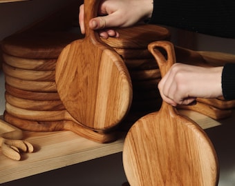 Holzschneidebrett für die Küche oder zum Servieren, handgefertigtes Naturholz-Paddelbrett mit Griff, rustikales Charcuterie-Tablett, Geschenk für Feinschmecker