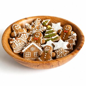 K&ouml;nnte beinhalten: Eine runde Holzschale gef&uuml;llt mit verschiedenen Lebkuchen, die mit wei&szlig;em Zuckerguss verziert sind. Die Auswahl umfasst Lebkuchenm&auml;nner, ein Haus, einen Weihnachtsbaum, Sterne, eine Schneeflocke und eine Glocke mit detaillierten Mustern.