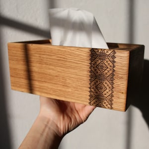 Caja de pañuelos de madera personalizada, servilletero de roble con grabado étnico, decoración rústica para cocina, regalo hecho a mano para el hogar o inauguración de la casa.