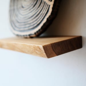 Étagère flottante en chêne pour fleurs, livres ou décoration, étagère murale minimaliste en bois massif, étagère de présentation moderne rustique pour le salon ou le couloir