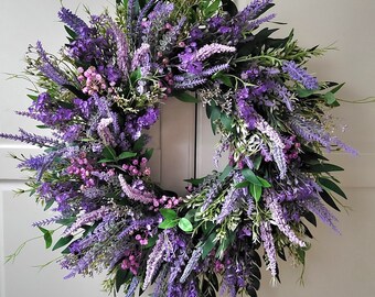 Ghirlanda primaverile con eriche di lavanda e bacche per la porta d'ingresso, verde artificiale della fattoria, ghirlanda della porta, ghirlanda di erica, mangiatore, primavera