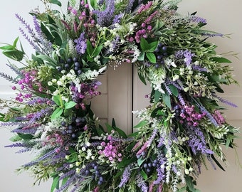 Ghirlanda primaverile con eriche di lavanda e bacche per la porta d'ingresso, verde artificiale della fattoria, ghirlanda della porta, ghirlanda di erica, mangiatore, primavera