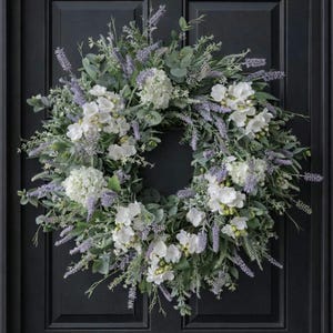Vårkrans till dörren med hortensior, äppelblommor, eukalyptus och lavendel – dekoration till ytterdörren, presentidé till mors dag, dörrkrans