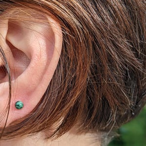 Boucles d'oreilles Piercing cartilage pierre naturelle 4 mm Rubi de Zoïsite - Gemstone Cartilage - Push Pin Stud