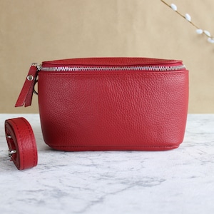 Rote Bauchtasche für Frauen mit Lederriemen und gemustertem Gürtel, Taille Crossbody-Umhängetasche aus echtem italienischem Leder Geschenk Geschenk Her