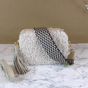 Beige Teddyfell Gürteltasche für Frauen mit Lederband, gemusterten Gürtel, Schaf Schultergurt Tasche, Gold Reißverschluss vorhanden Geschenk für Sie Sie Mom