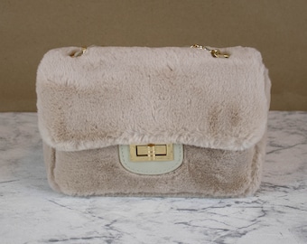 Beige Plush Fell Crossbody Tasche, Kunstfell kuschelig weiche Plüschtasche, goldener Karabiner Teddyfell flauschige Bauchtasche Geschenk