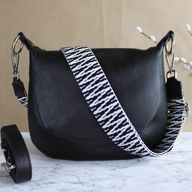 Schwarze Leder-Crossbody-Tasche für Frauen mit Ledergürtel und gemusterter Träger Italienische Taille Schultertasche Geschenk Bild 7