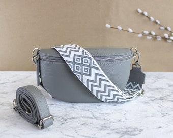 Hell Grau Bauchtasche für Frauen mit Ledergurt und gemustertem Riemen Gürteltasche Crossbodybag Sommer Umhänge Geschenk S Größe Silber