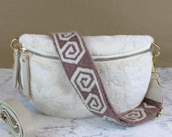 Beige Plush Fell Crossbody Tasche, Kunstfell kuschelig weiche Plüschtasche, goldener Karabiner Teddyfell flauschige Bauchtasche Geschenk