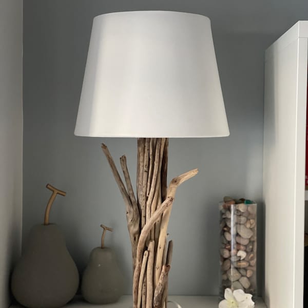 Lámpara Driftwood-25.5" Alto con base blanca #4494 iluminación, lámpara de madera, decoración de playa, costera, náutica, granja, cabaña, moderna, lago, rústica