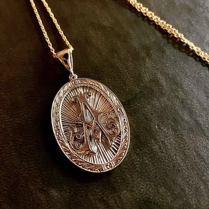 Collar con sello de plata de 925 k con inicial personalizada y monograma, colgante con sello con diseño de letra especial personalizado, regalo de lujo para el día de Halloween - A
