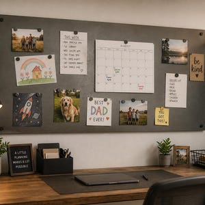 Puede incluir: Un tablón de anuncios magnético rectangular de color gris oscuro montado en la pared. Contiene varios elementos, como un calendario de agosto, un horario semanal, una lista de la compra, fotos, un dibujo de un cohete y notas con textos como "be kind" y "best dad ever".