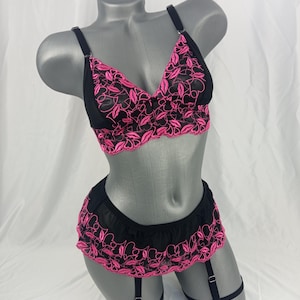 Elegante set di lingerie in pizzo nero e rosa – Bralette con mutandine con gonna abbinate e giarrettiere