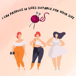 Może przedstawiać: Ilustracja przedstawiająca trzy postacie w r&oacute;żnych strojach. Powyżej tekst: "I CAN PRODUCE IN SIZES SUITABLE FOR YOUR SIZE" z r&oacute;żową kulką wełny i drutami do robienia na drutach. Tło jest w kolorze brzoskwiniowym.