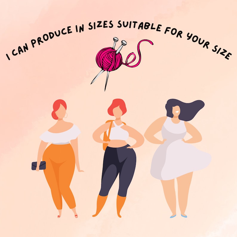 Może przedstawiać: Ilustracja przedstawiająca trzy postacie w r&oacute;żnych strojach. Powyżej tekst: "I CAN PRODUCE IN SIZES SUITABLE FOR YOUR SIZE" z r&oacute;żową kulką wełny i drutami do robienia na drutach. Tło jest w kolorze brzoskwiniowym.