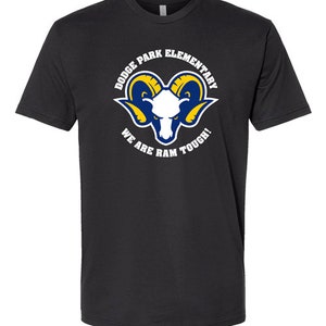 Może przedstawiać: Czarny T-shirt z białym nadrukiem głowy barana z tekstem "Dodge Park Elementary We Are Ram Tough!"