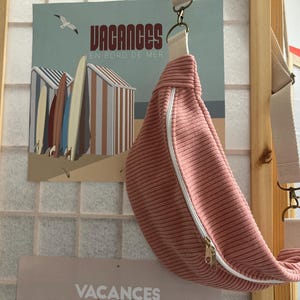 Sac banane en velours côtelé vieux rose doublé toile de Jouy avec une anse réglable et amovible et une poche intérieure