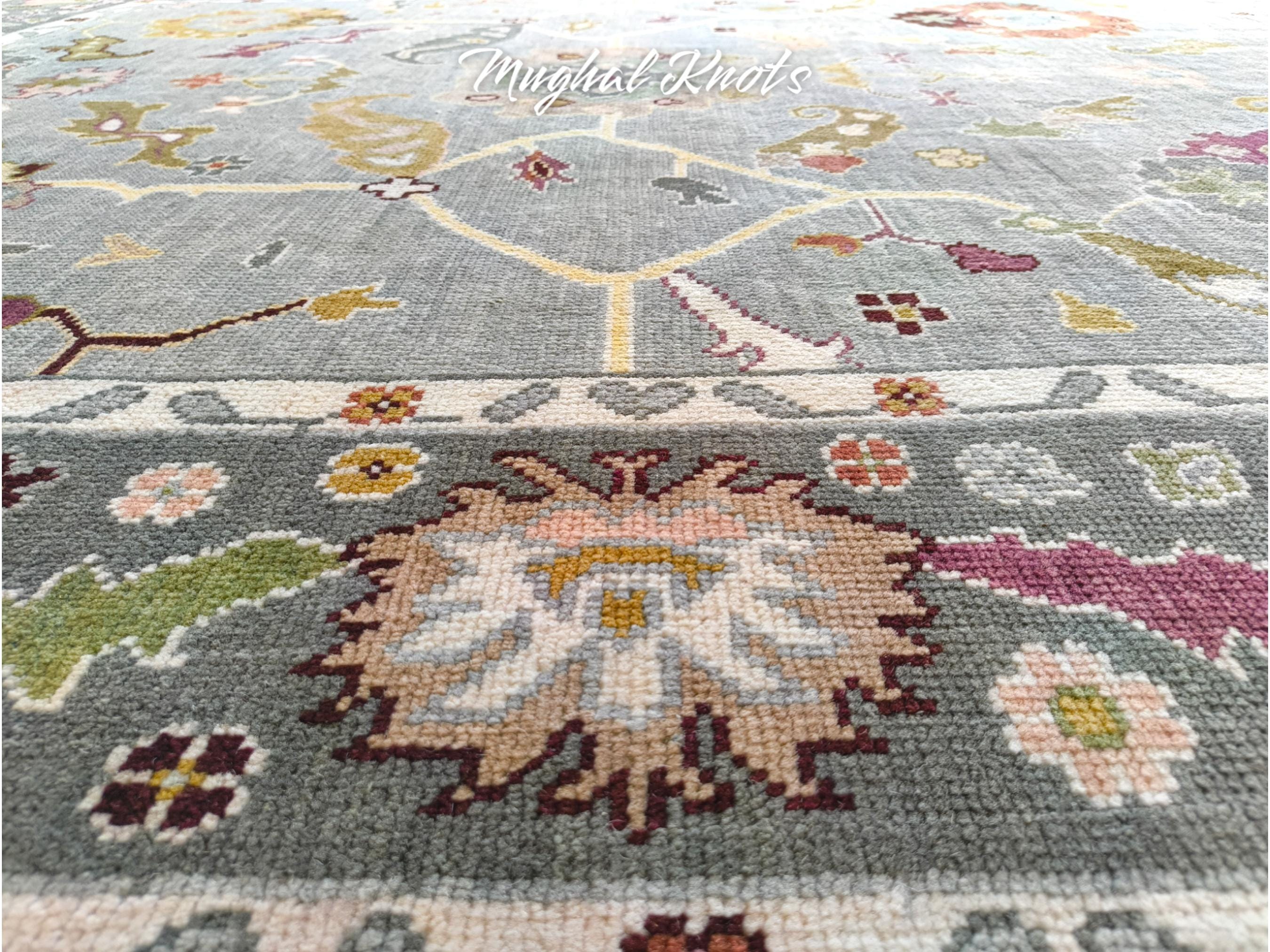 ブルーの幾何学模様のウシャックラグ – 手織りウール、ヴィンテージ