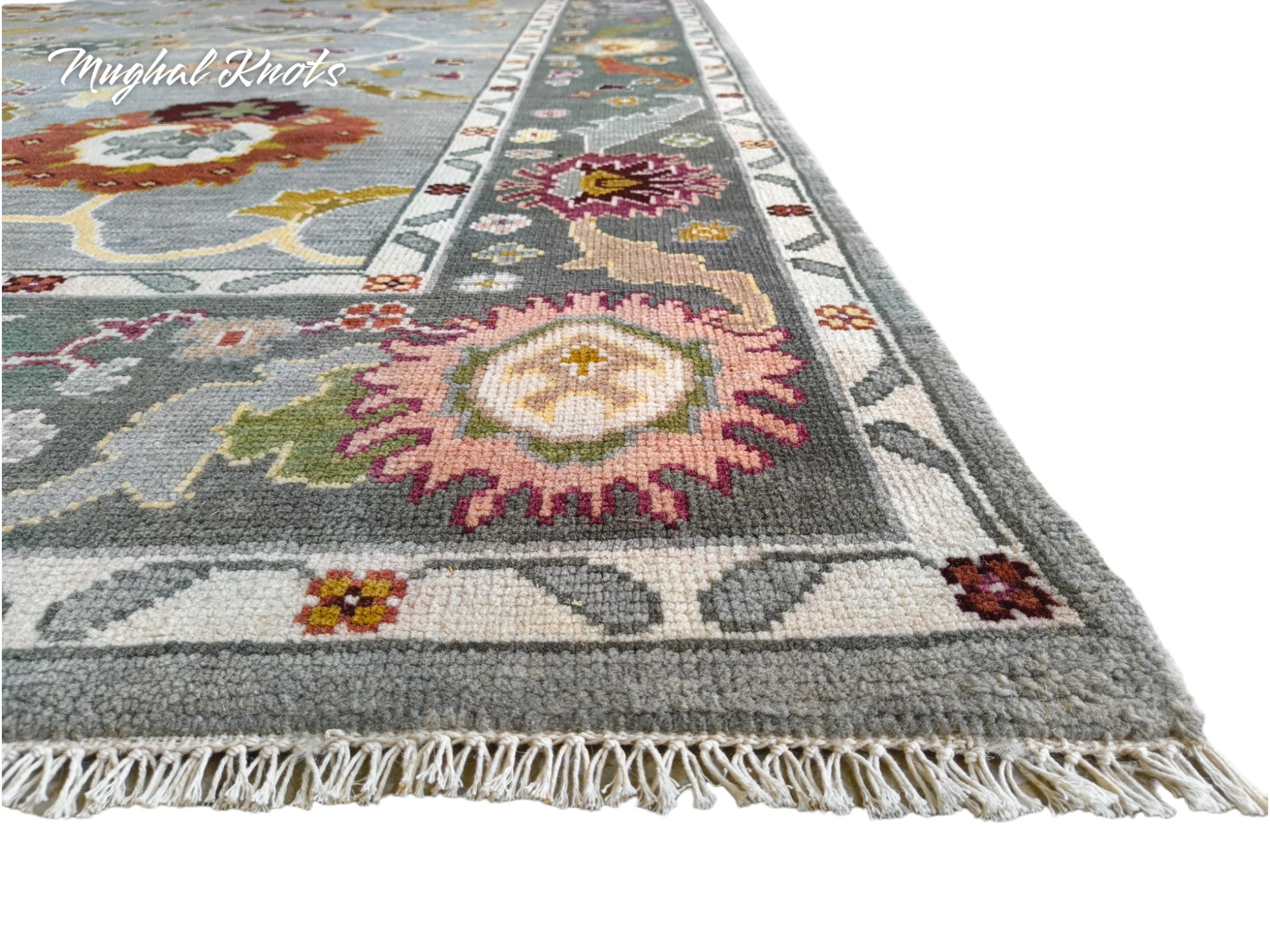 ブルーの幾何学模様のウシャックラグ – 手織りウール、ヴィンテージ