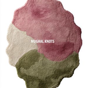 Op de afbeelding: Een veelkleurig tapijt met een abstract ontwerp. Het tapijt heeft secties in roze, beige en olijfgroen. De tekst "Mughal Knots" staat in het wit over het tapijt.