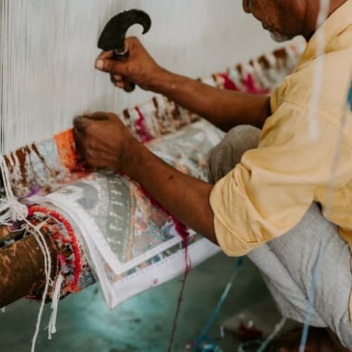 ブルーの幾何学模様のウシャックラグ – 手織りウール、ヴィンテージ