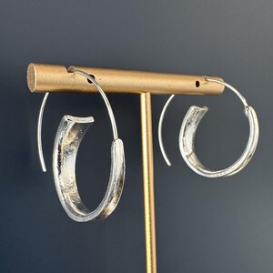 Pendientes de aro plateados, aros minimalistas llamativos, pendientes modernos curvos, aros abiertos ligeros, regalo de joyería para el día a día para ella.