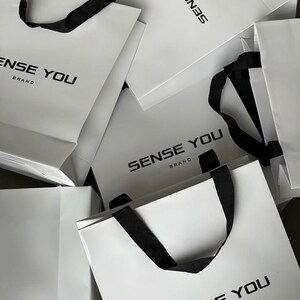 50 piezas Bolsas de cartón impresas personalizadas, Bolsas para productos de la tienda, Material de embalaje del producto, Bolsas de cartón con asas