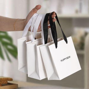 50 piezas Bolsas de papel personalizadas Bolsas de papel para venta minorista Impresión personalizada Lazo de cinta Bolsas de papel personalizadas Bolsas de papel mate de lujo Bolsa de regalo hecha a medida