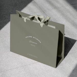 50 pcs Custom gift bags thick luxury packaging gift paper bags , custom jewelry pack personalized shopping paper bags with logo