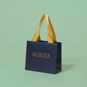 50 piezas Bolsas de papel personalizadas Bolsas de papel para venta minorista Impresión personalizada Lazo de cinta Bolsas de papel personalizadas Bolsas de papel mate de lujo Bolsa de regalo hecha a medida