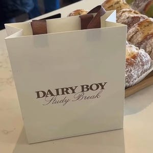 50 pcs Custom gift bags thick luxury packaging gift paper bags , custom jewelry pack personalized shopping paper bags with logo