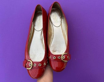 Zapatos de entrenador zapatillas de ballet planas 10M talla 41 Charol rojo Detalle de hebilla dorada LOISS Años 2000.