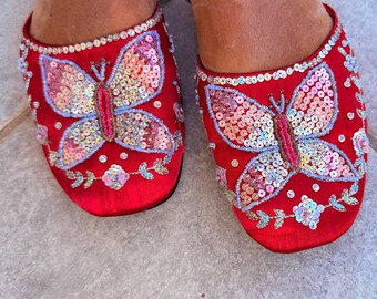Vintage Indian punjabi jutti, hot pink embroidered satin slippers  with butterflies. Ethnic boho flat shoes.