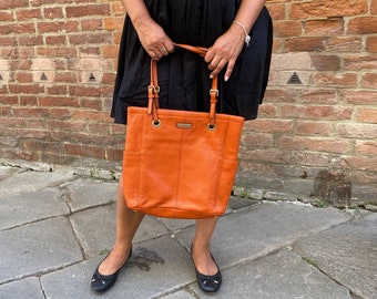Calvin Klein oranje leren draagtas.