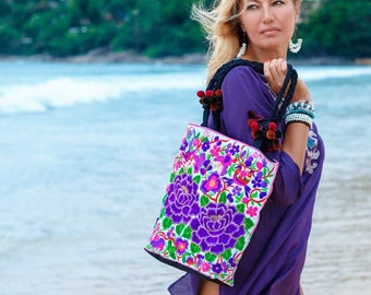 Sac Hmong vintage, sac brodé de fleurs violettes, sac hobo coloré. Tapisserie de sac boho.