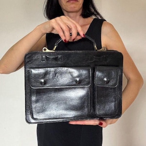 Black Leather  messenger bag 1980s, elegant business folder with pockets.