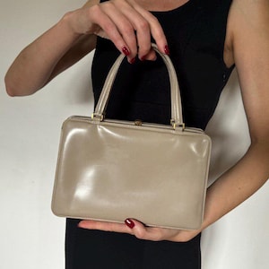 Vintage Beige Ledertasche 1990er Jahre. Kleine klassische Handtasche für Frauen. Alltagstasche von Italy.