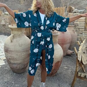 Vintage navy blue kimono robe Monteau, floral dressing gown with belt. Kimono kardigan.
