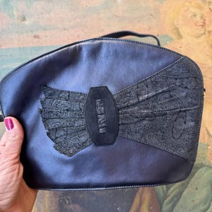 Clutch de piel negra Paolo Colcona años 80 con lazo de ante, elegante bolso italiano.