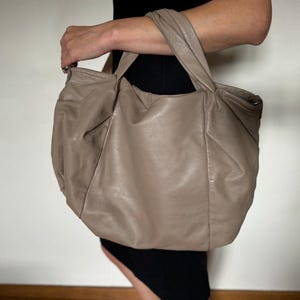 Elfenbein Leder Umhängetasche . Shopper Ballontasche 1990er Jahre. Große Schultertasche aus Leder slouchy.