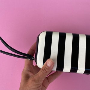 Cartera de muñeca vintage Max&co años 2000. Clutch vegano a rayas, bolsillo con cremallera. Embrague de muñeca tipo billetera de diseñador.