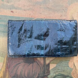 Pochette en cuir de serpent, élégant sac à main noir des années 1980. Enveloppe de sac vintage de soirée classique. image 5