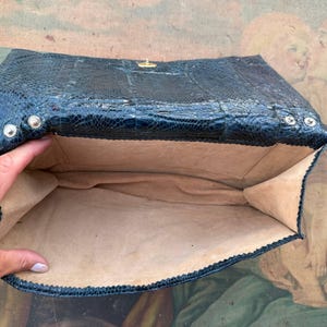 Pochette en cuir de serpent, élégant sac à main noir des années 1980. Enveloppe de sac vintage de soirée classique. image 4