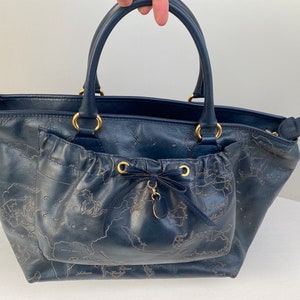 Bolso vintage Alviero Martini con estampado de mapamundi auténtico. Elegante bolso de mano para mujer de los años 90. Un bolso para diario.
