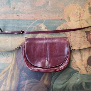 Vintage weinrote Ledertasche 1970er Jahre, Satteltasche, italienische Ledertasche.