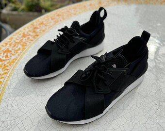 Schwarze Turnschuhe PUMA Muse Satin Sneakers 2000er Jahre Vintage. Größe 41 9,5 Meter Laufschuhe