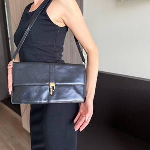 Vintage Clutch Tasche aus schwarzem Leder. Elegante italienische Damenhandtasche 1970er Jahre